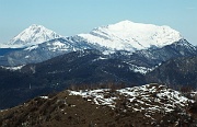 Salita alla cima (1227 m.) e all'anticima sud (1192 m.) del MONTE PODONA (1227 m.) ancora con neve la mattina di Pasqua - FOTOGALLERY